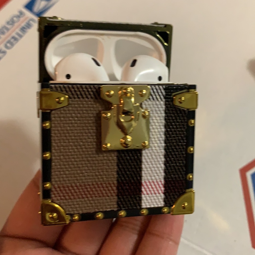 ⚜️✨ Beautiful Grid Airpod 2 Case✨⚜️ - Picture 4 of 4